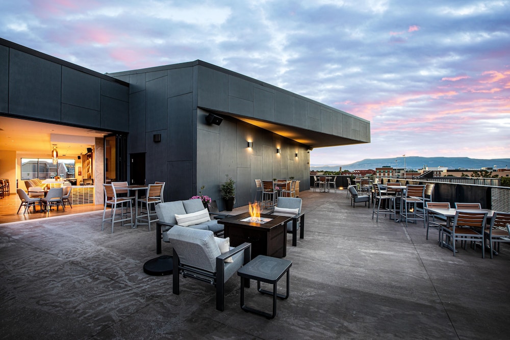 Hotel Maverick 5/50