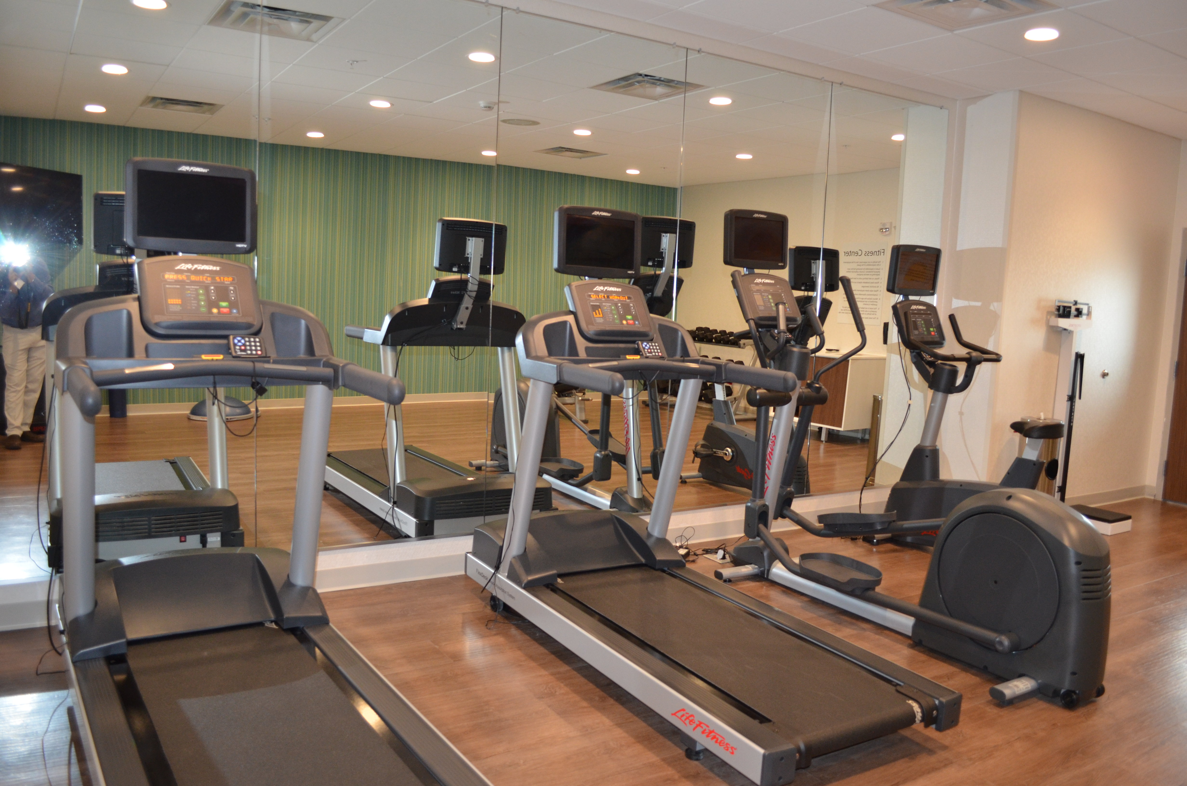Holiday Inn Express Suites Charlotte Ne University Area 23/40