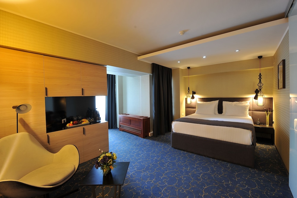 Crystal Palace Hotel 24/67