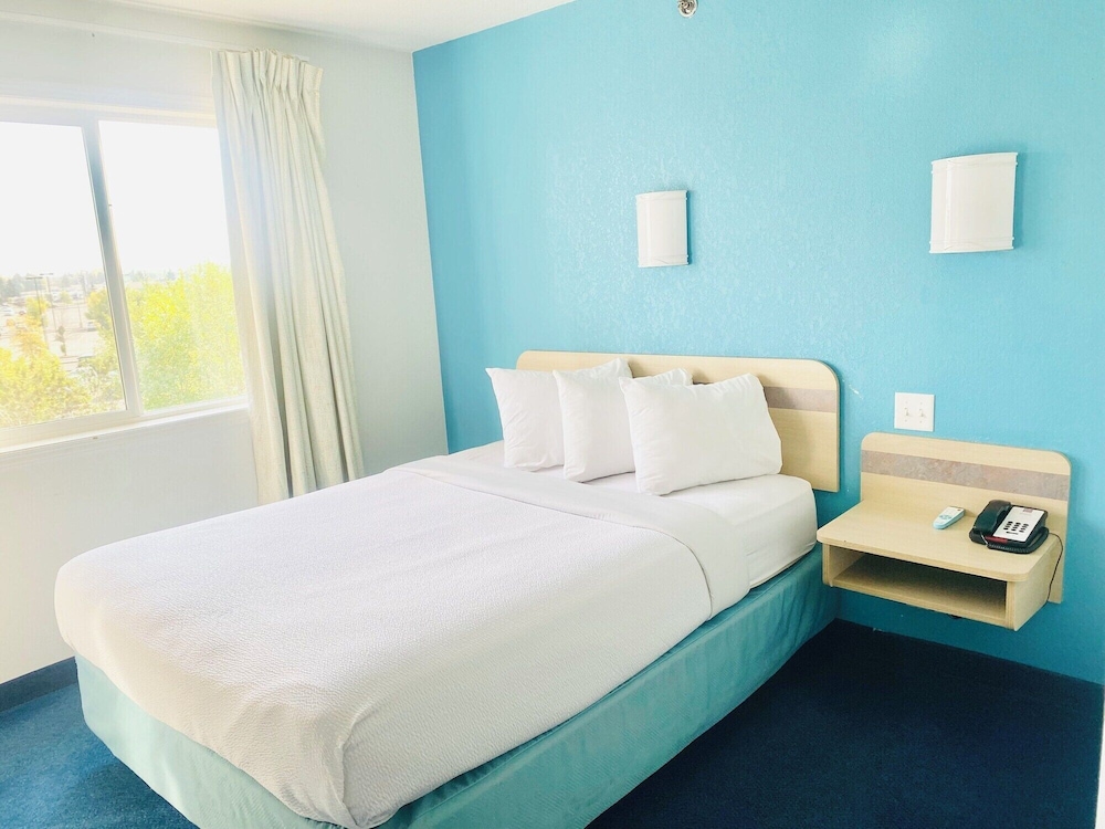 Motel6 Red Deer, AB 33/67