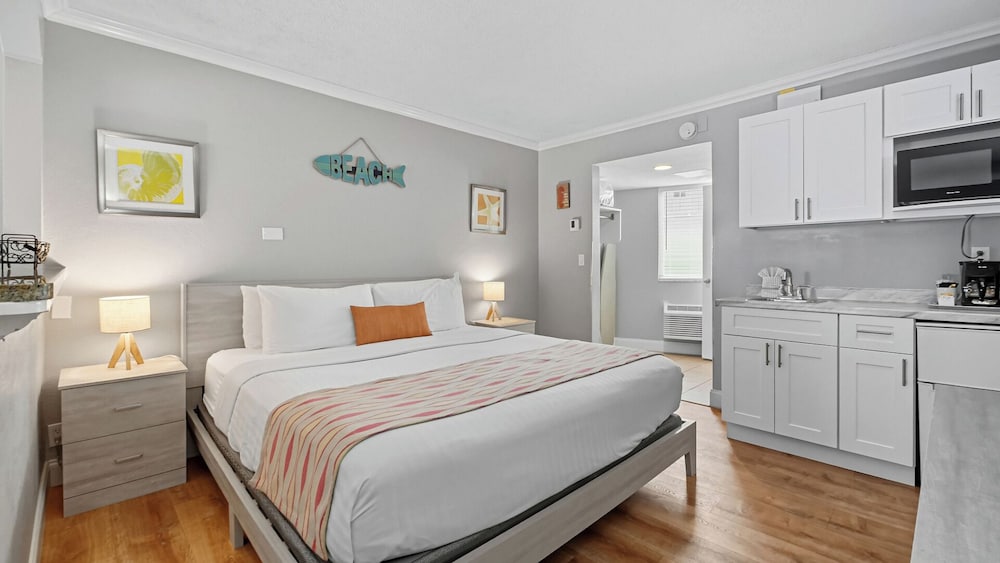PELICAN POINTE SUITES 33/58