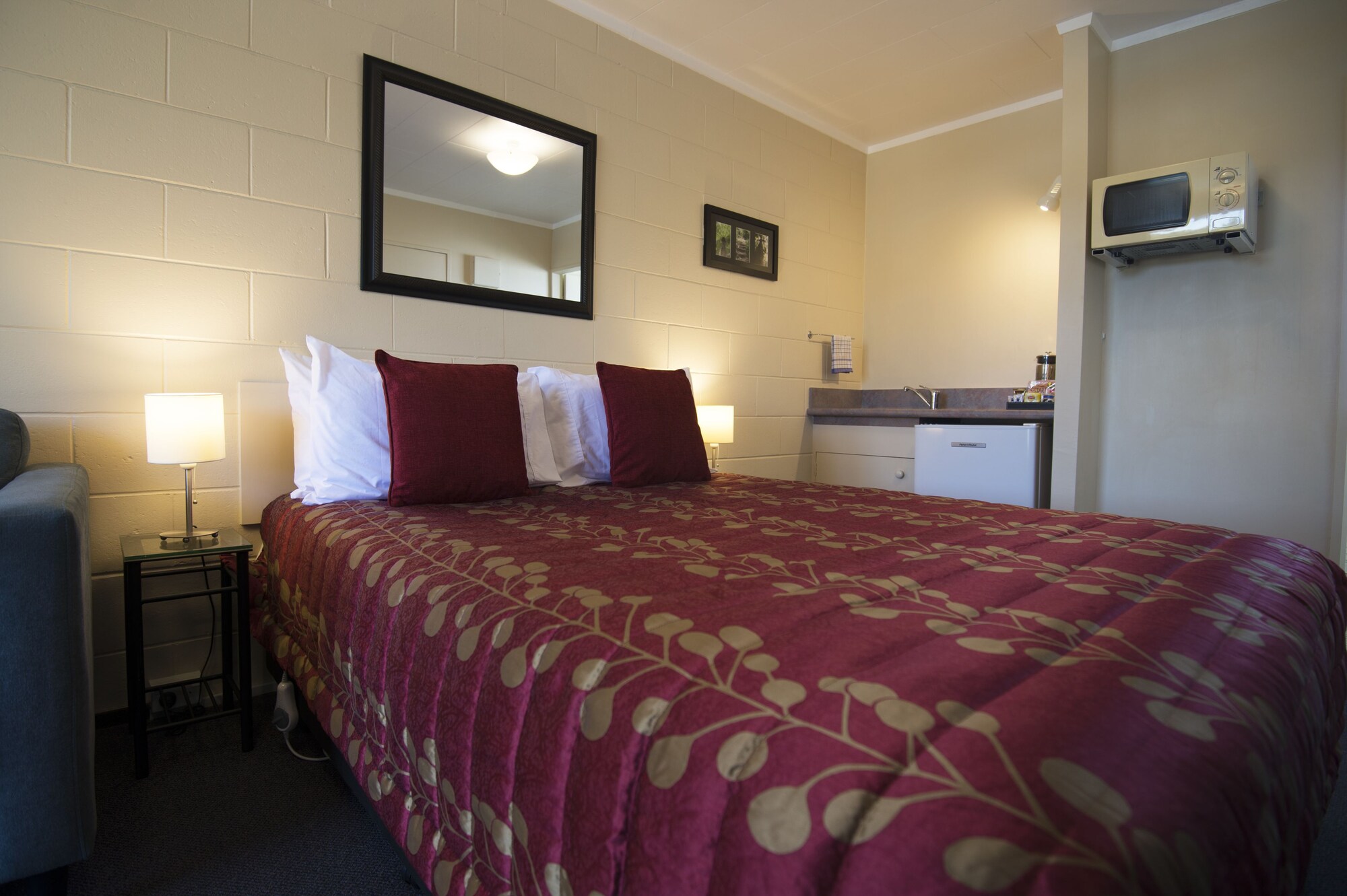 STUDIO, QUEEN BED