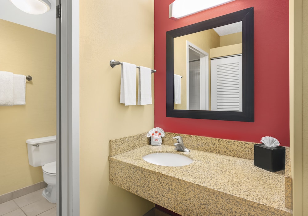 Super 8 by Wyndham Dallas Love Field Airport 52/60