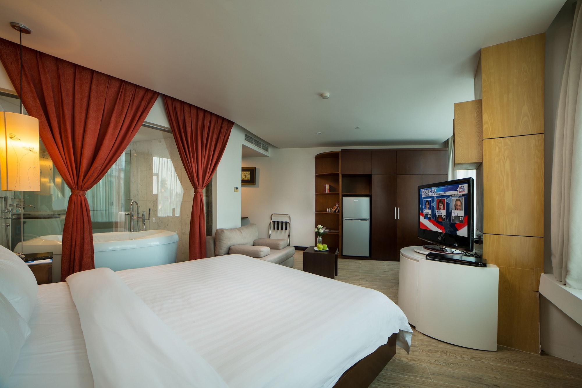 STUDIO, KING BED, CITY VIEW
