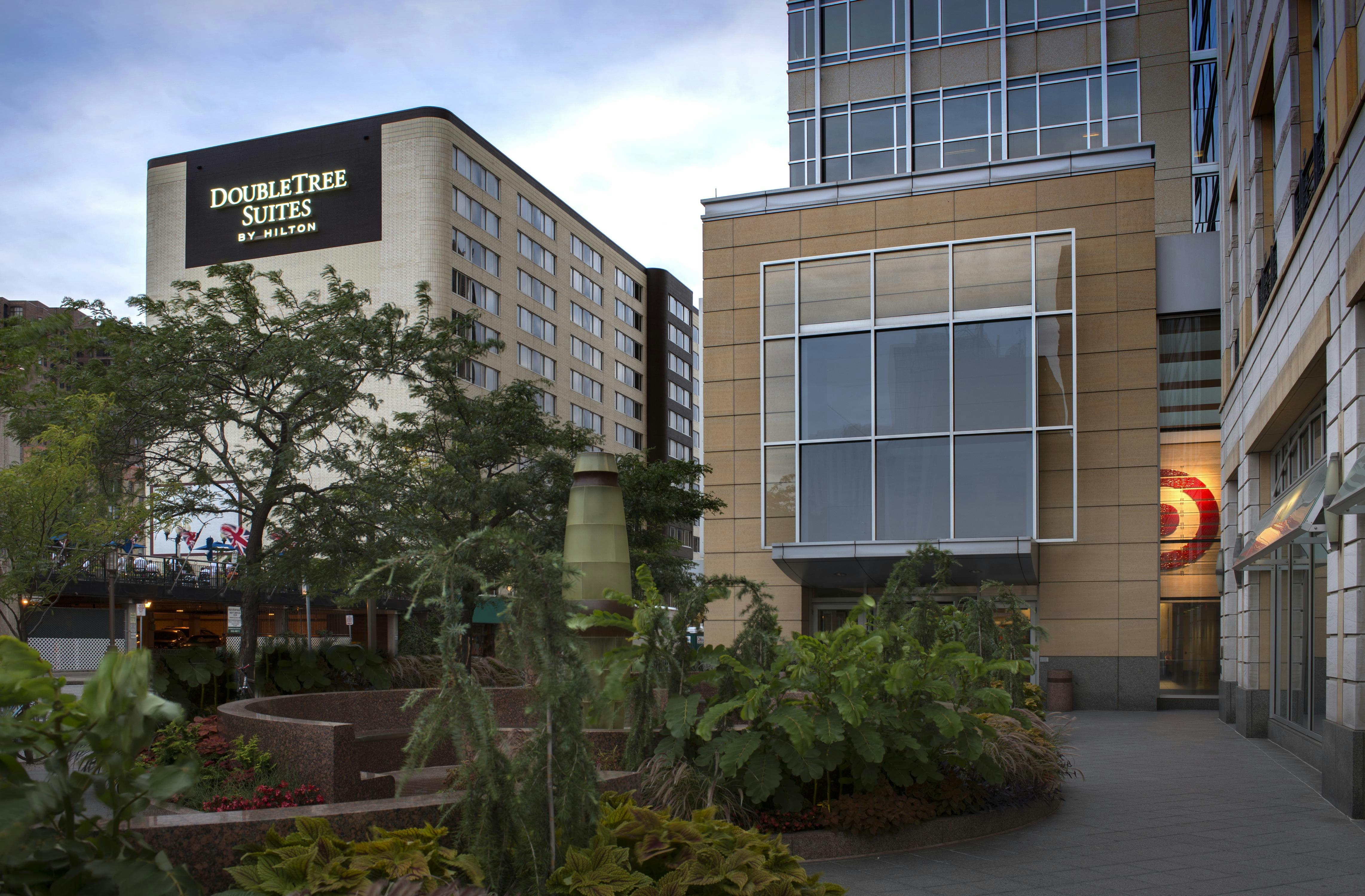 DoubleTree Suites by Hilton Minneapolis Downtown 50/50