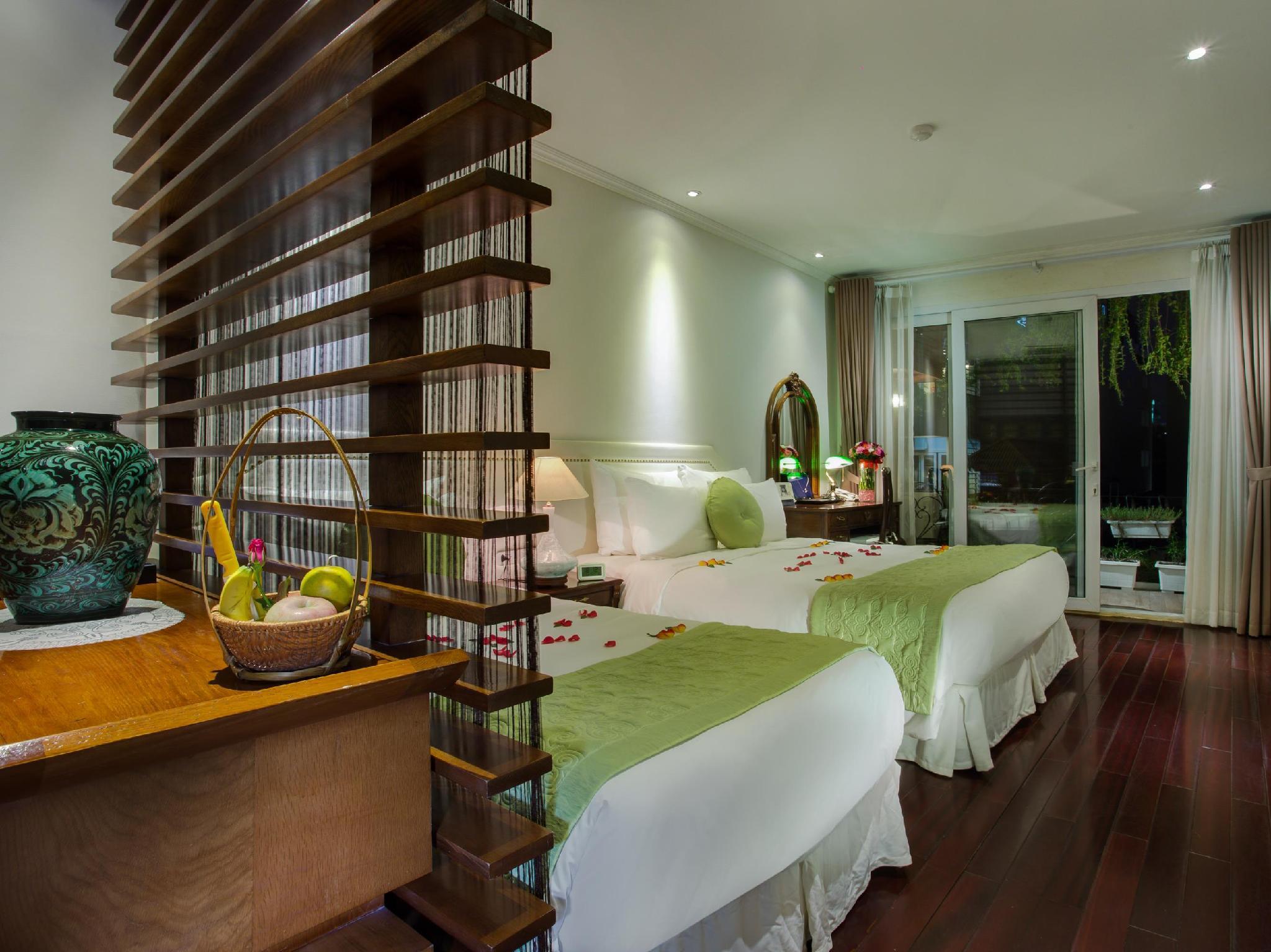 Family Suite, 1 King and 1 Single Beds, Balcony