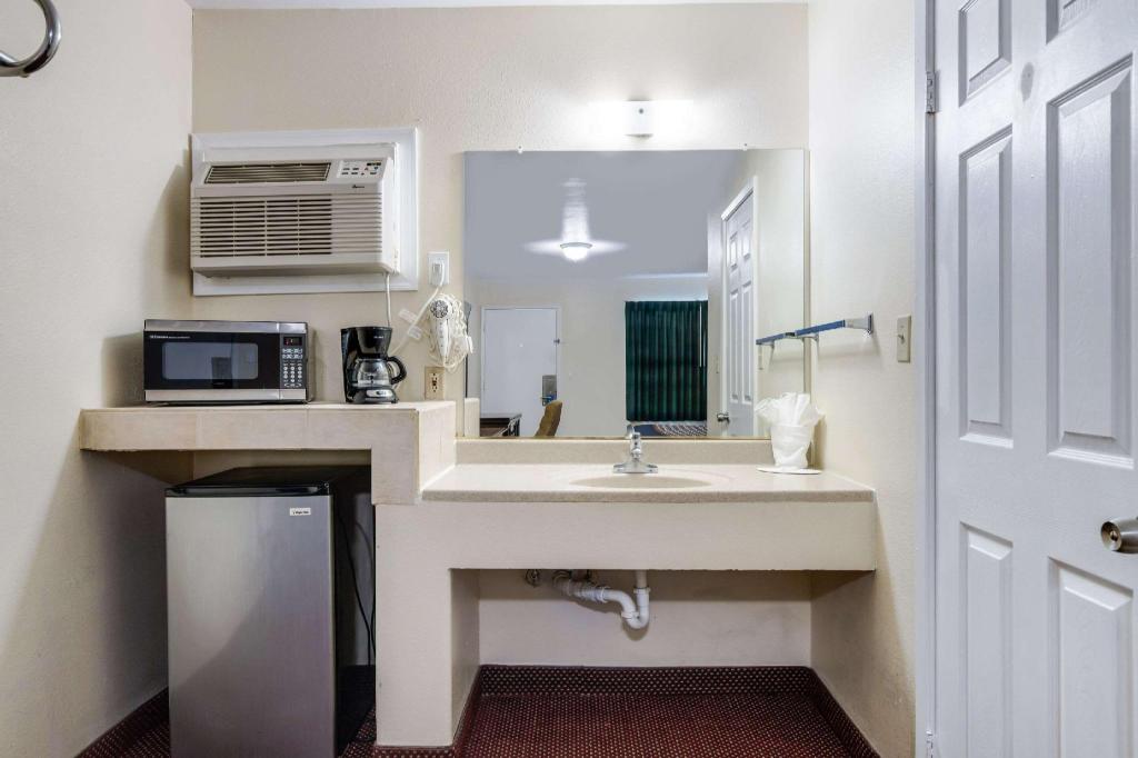 غرفة بسرير كينج للمدخنين، Rodeway Inn & Suites Blythe I-10, CA 3/3