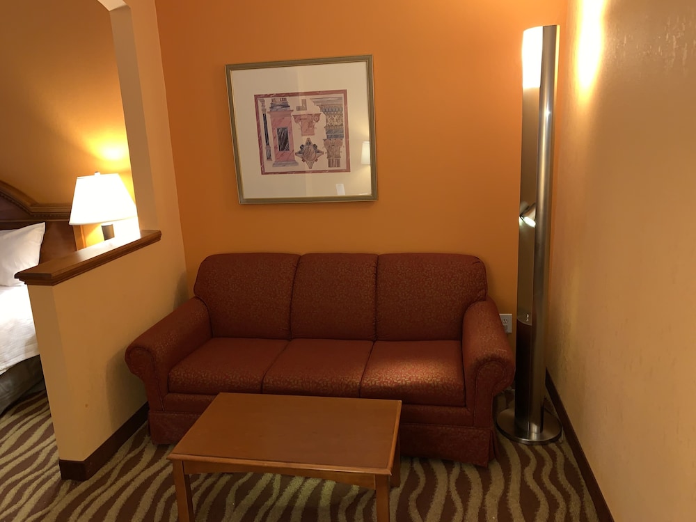 Days Inn & Suites by Wyndham Albany 35/48