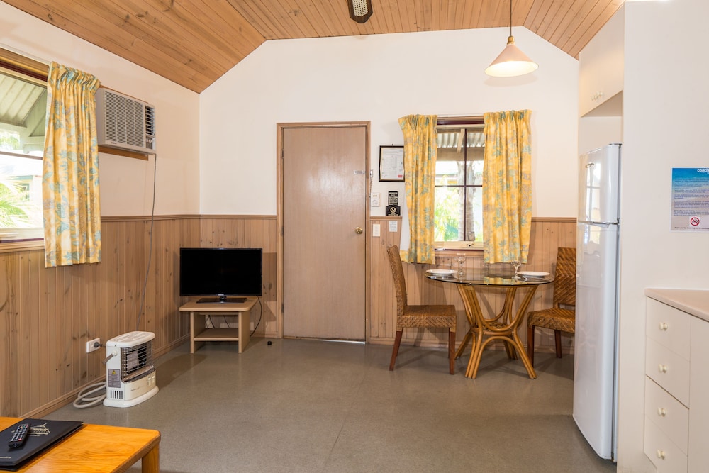 Coachhouse Marina Resort 40/50