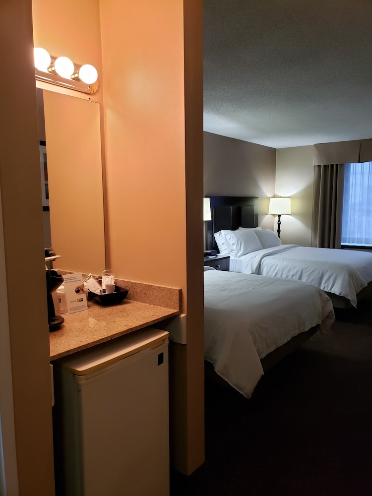 Holiday Inn Express Detroit-Birmingham 13/39