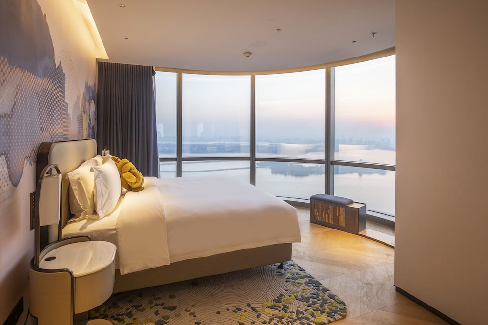 Magnificent, Suite, King Bed، M Social Hotel Suzhou 2/4