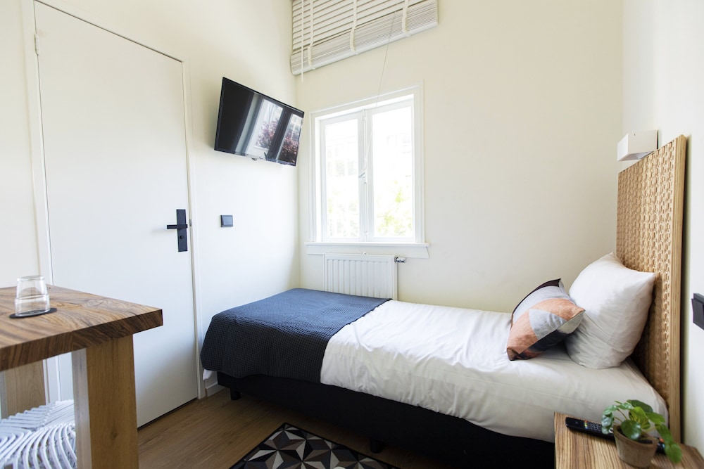 ROOM, SINGLE