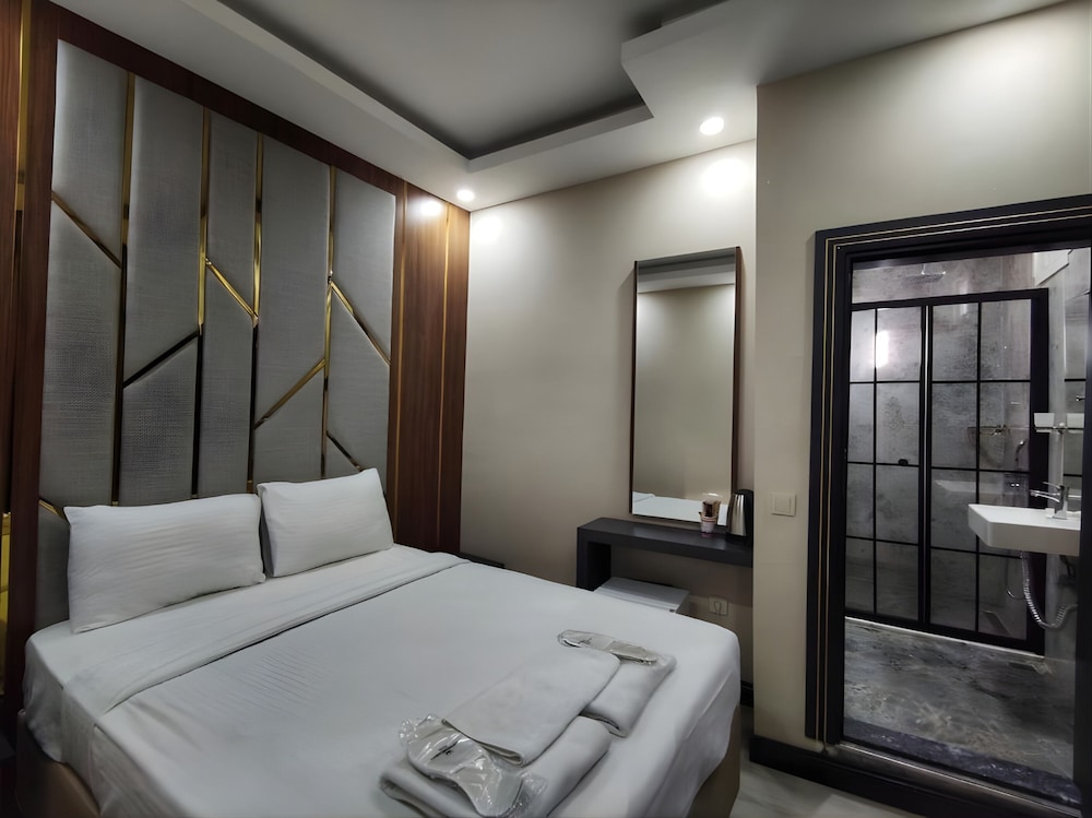 The Golden Pera's Hotel 9/50