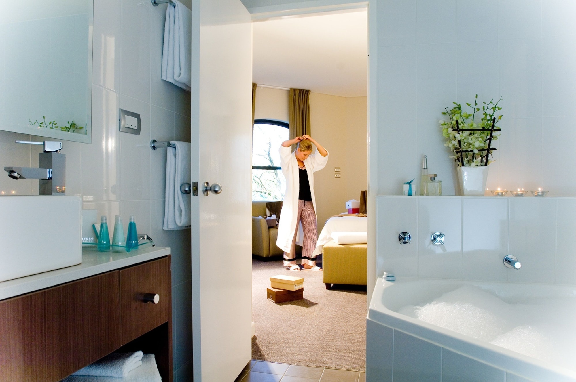 Spa, Suite, King Bed, River View, Amora Herencia Riverwalk Melbourne 7/7