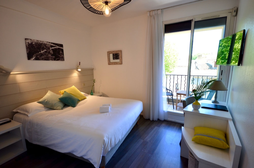 ROOM, DOUBLE BED