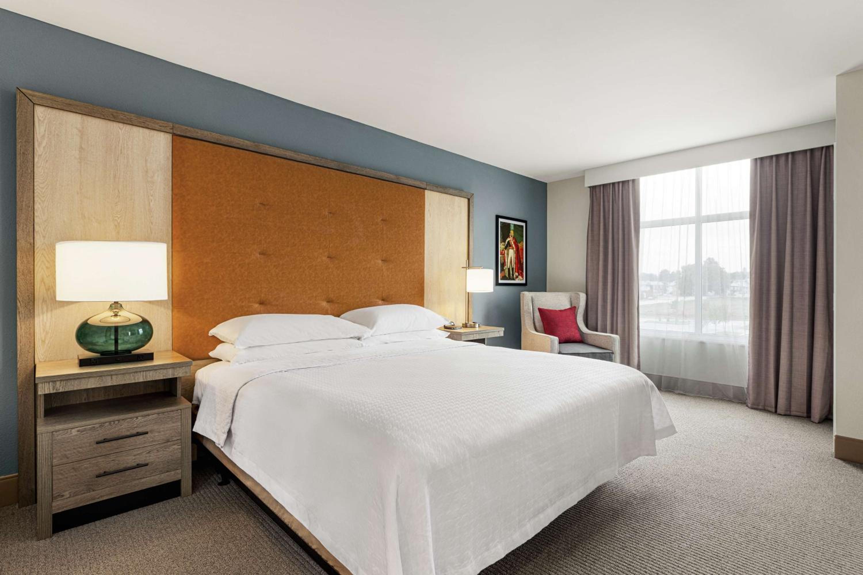 1 BEDROOM, SUITE, KING BED