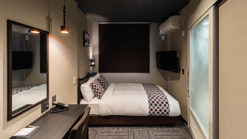 Universal, Single Bed, Bathtub