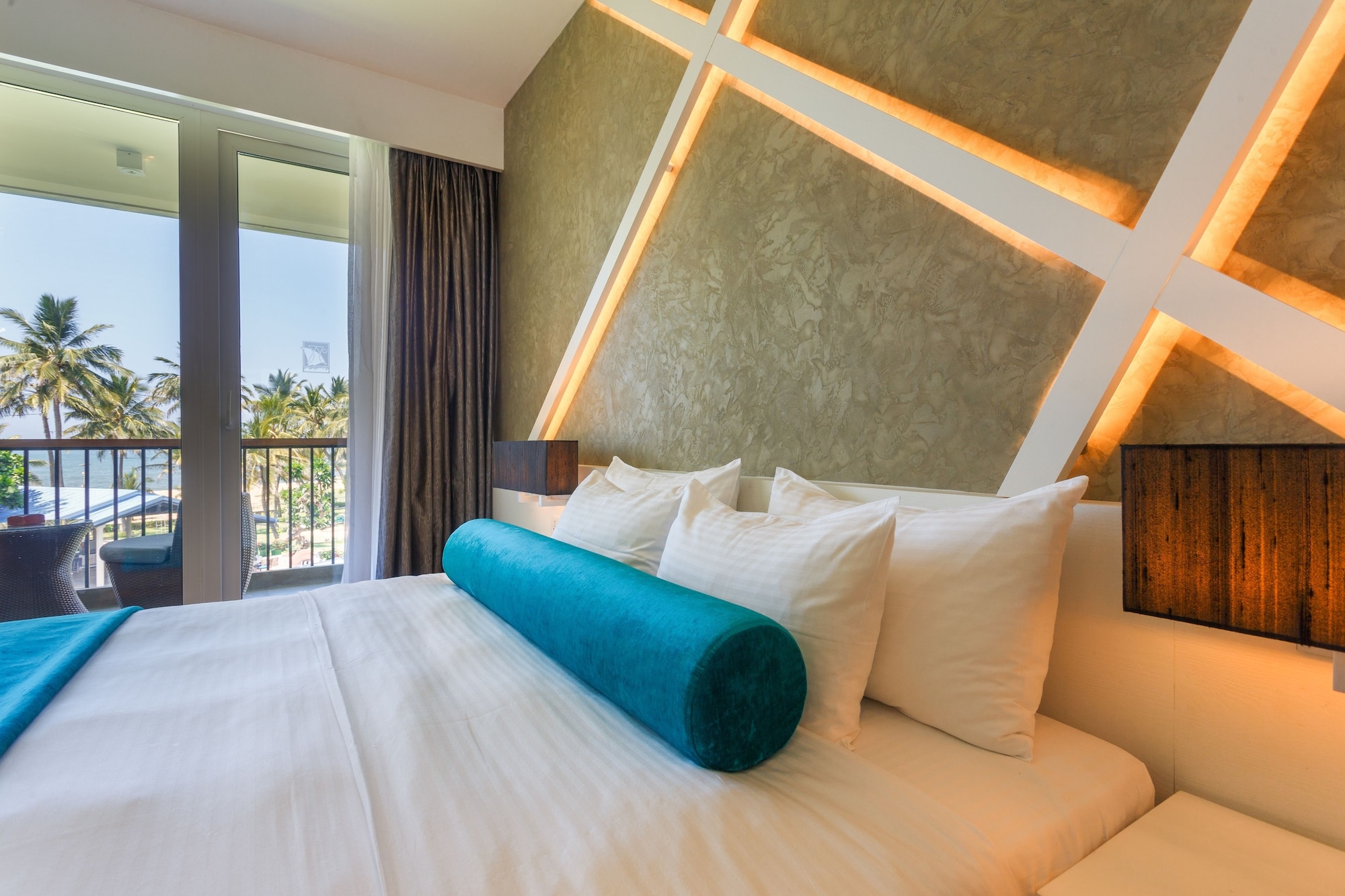 COASTAL, DELUXE, KING BED, BALCONY