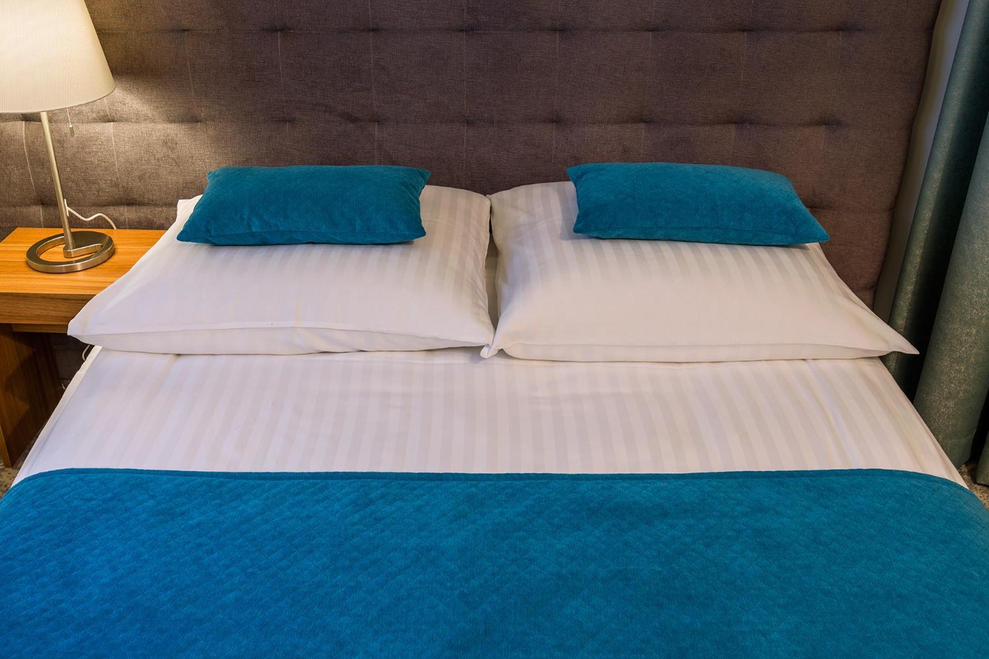 Suite, Queen Bed, Sofa