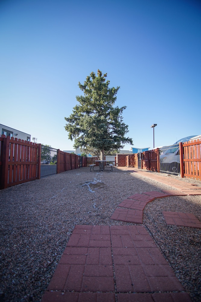 Travelodge by Wyndham Colorado Springs Airport/Peterson AFB 7/44