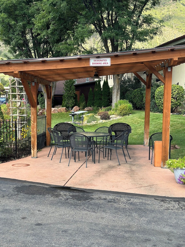 Glenwood Springs Cedar Lodge 3/48