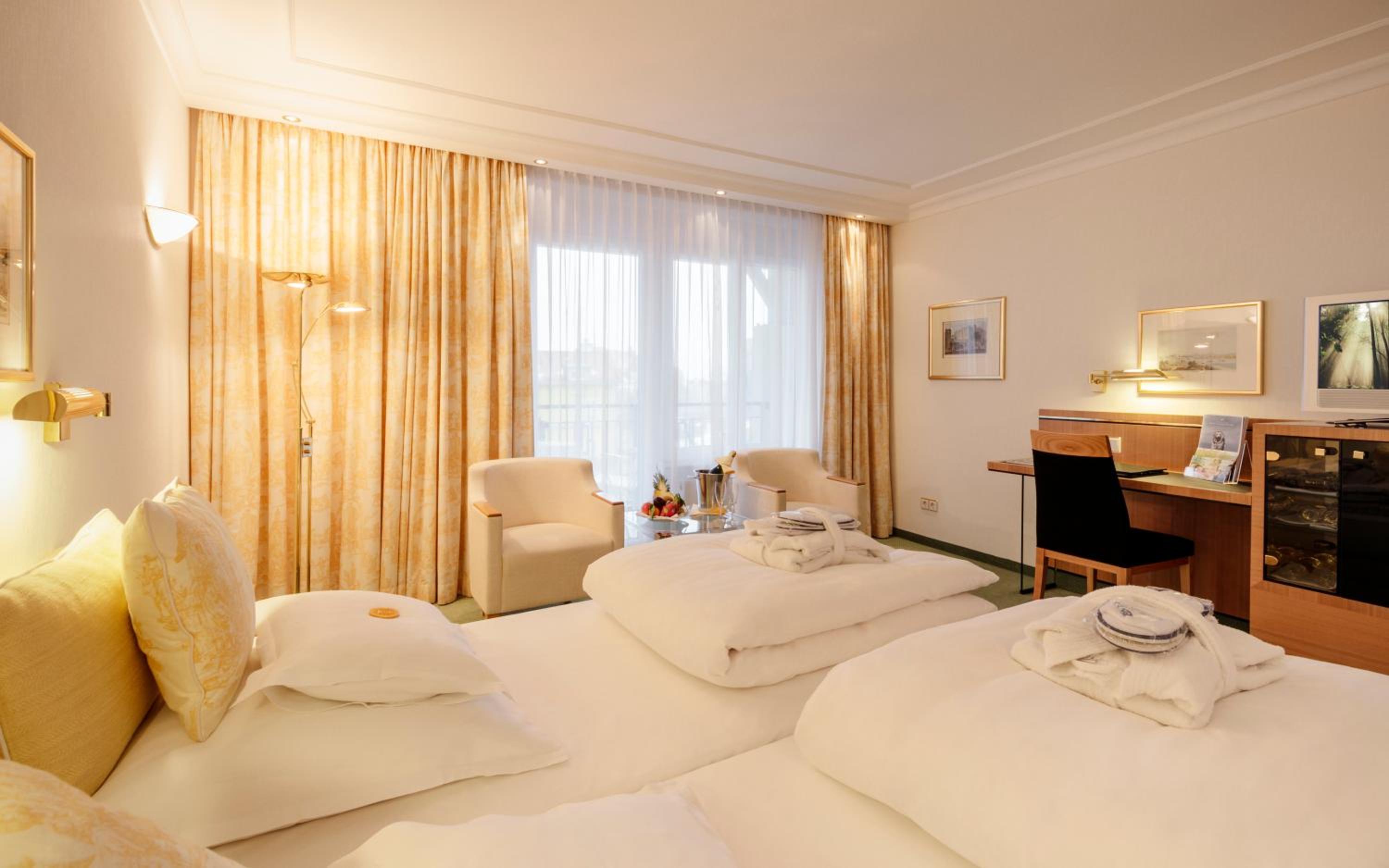 غرفة بسرير مزدوج بإطلالة على الحديقة، Bayerischer Hof 4/7