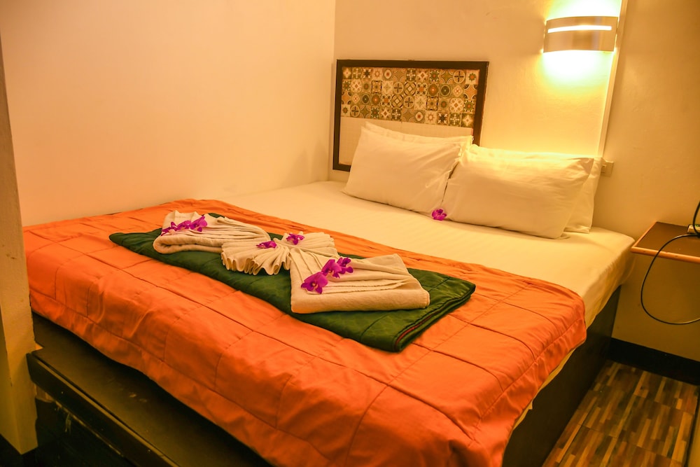 ROOM, DOUBLE BED