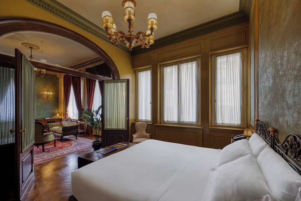 suite, city view