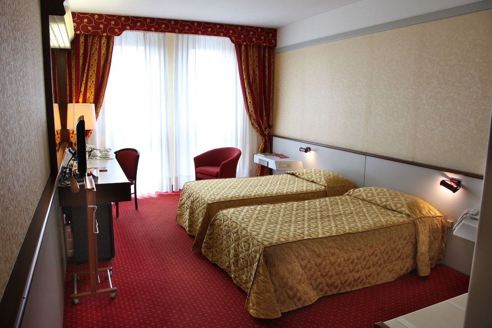 Maxim Hotel 25/70
