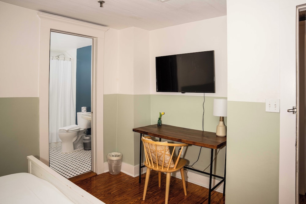 Miami River Inn 58/68
