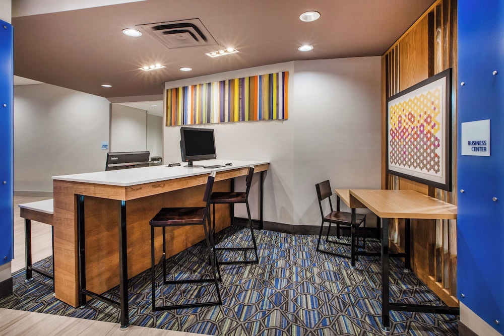 Holiday Inn Express Hotel & Suites Canton 31/37