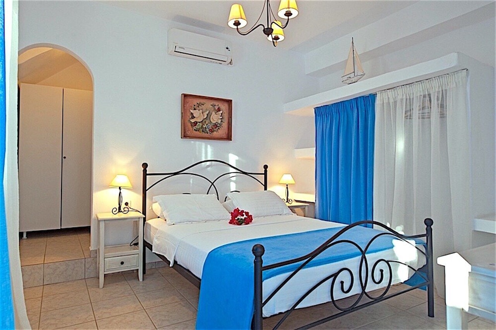 Dolphin Antiparos Villas and Suites 5/50