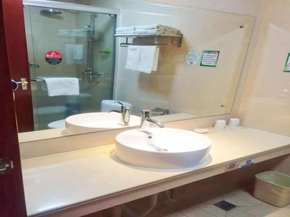 GREENTREE INN WEIHAI RONGCHENG BUS STATION BORDER TRADE CITY EXPRESS HOTEL 37/43