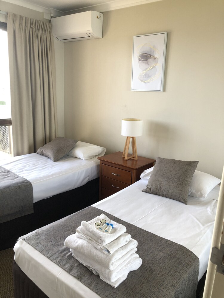 Coral Towers Holiday Suites 27/69