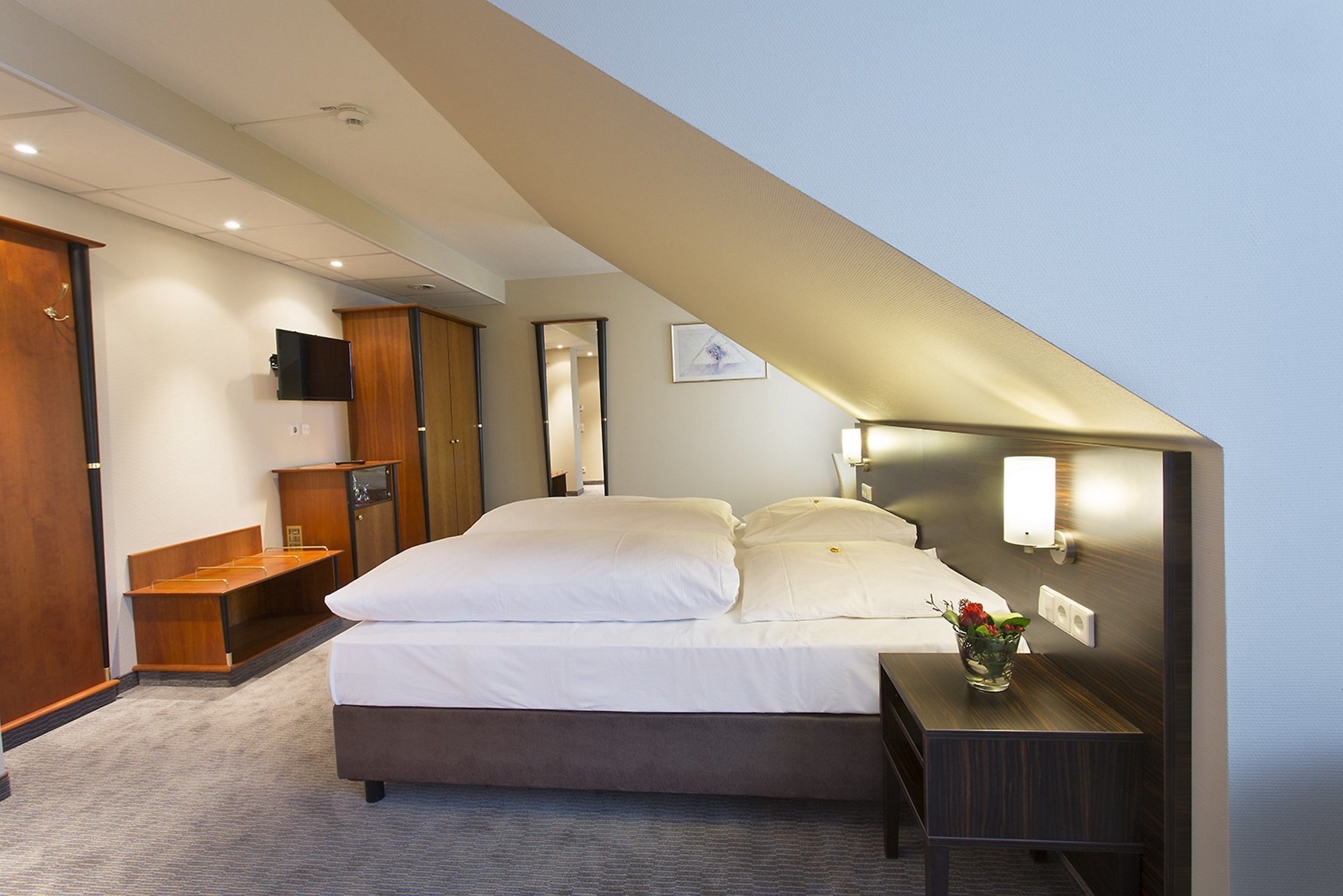 غرفة ثلاثية، Erikson Hotel 2/3