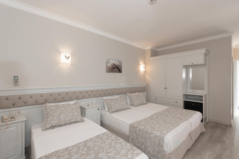 Standard, Queen Bed, Land View