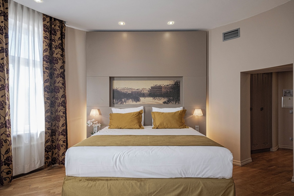 Deluxe, King Bed