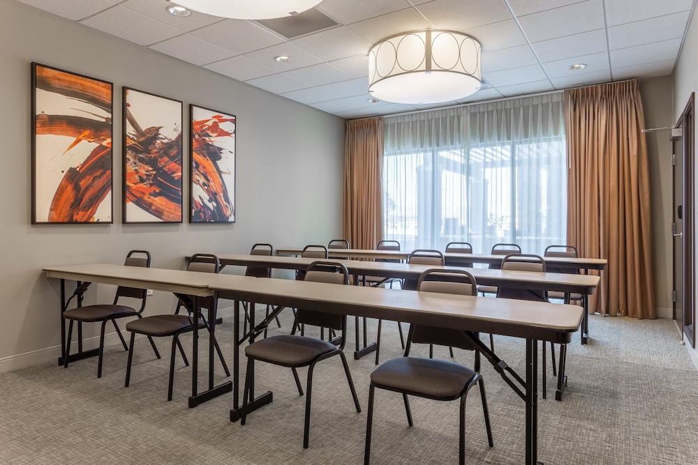 Hawthorn Suites By Wyndham Fargo 31/34