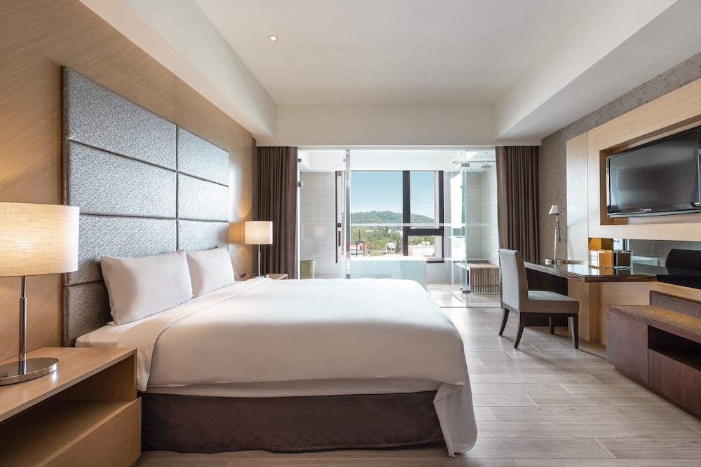 PREMIER, KING BED, MOUNTAIN VIEW