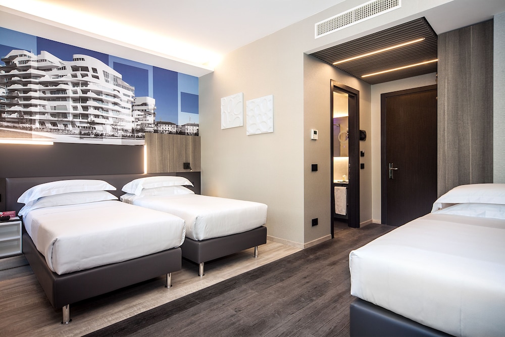 غرفة ثلاثية بسريرين منفصلين مع أريكة، iQ Hotel Milano 3/4