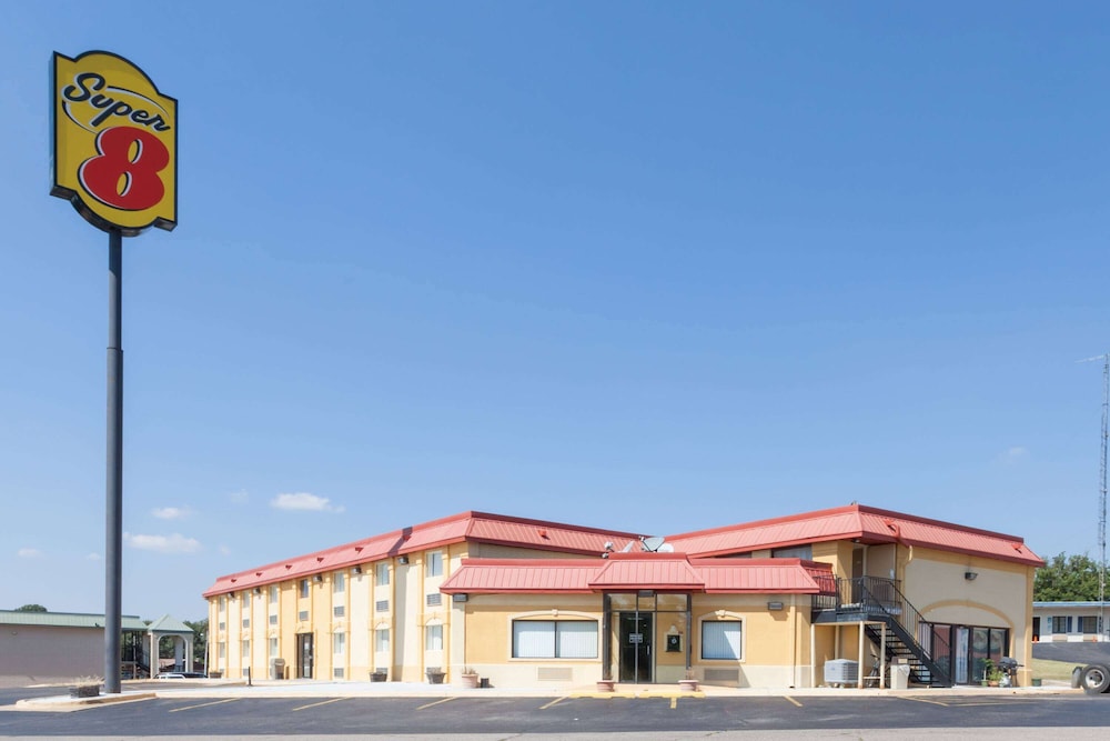 Super 8 By Wyndham Clinton 3/40