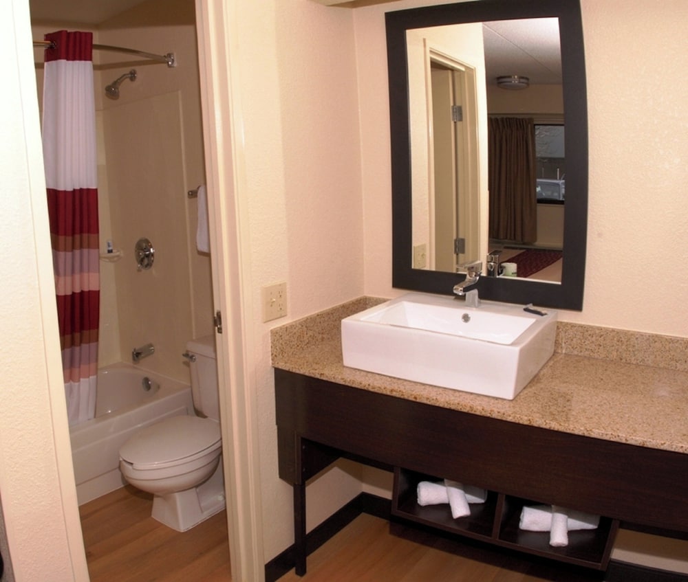 Non-Smoking Standard 2 Full Beds, Red Roof Plus Philadelphia Airport 4/5