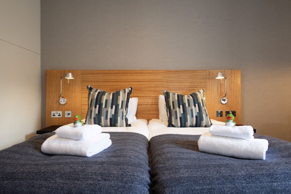 Room, Twin Beds, Castle View، Apex City 2/2