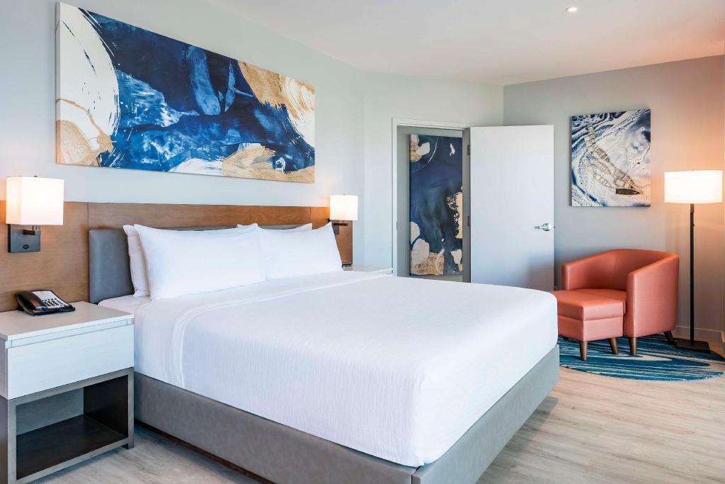 Grand, Suite, King Bed, Ocean Front, Embassy Suites by Hilton Aruba Resort 2/5