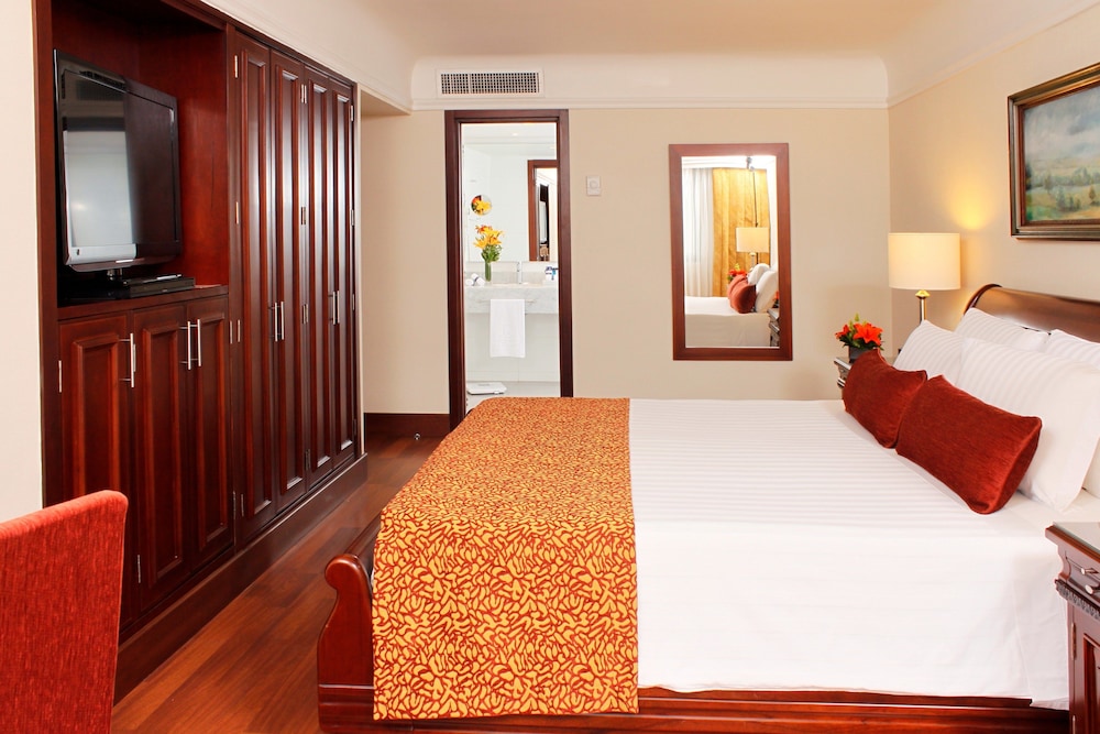 JUNIOR SUITE, KING BED