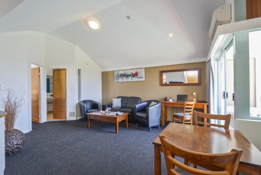 Burnett Riverside Motel 34/40