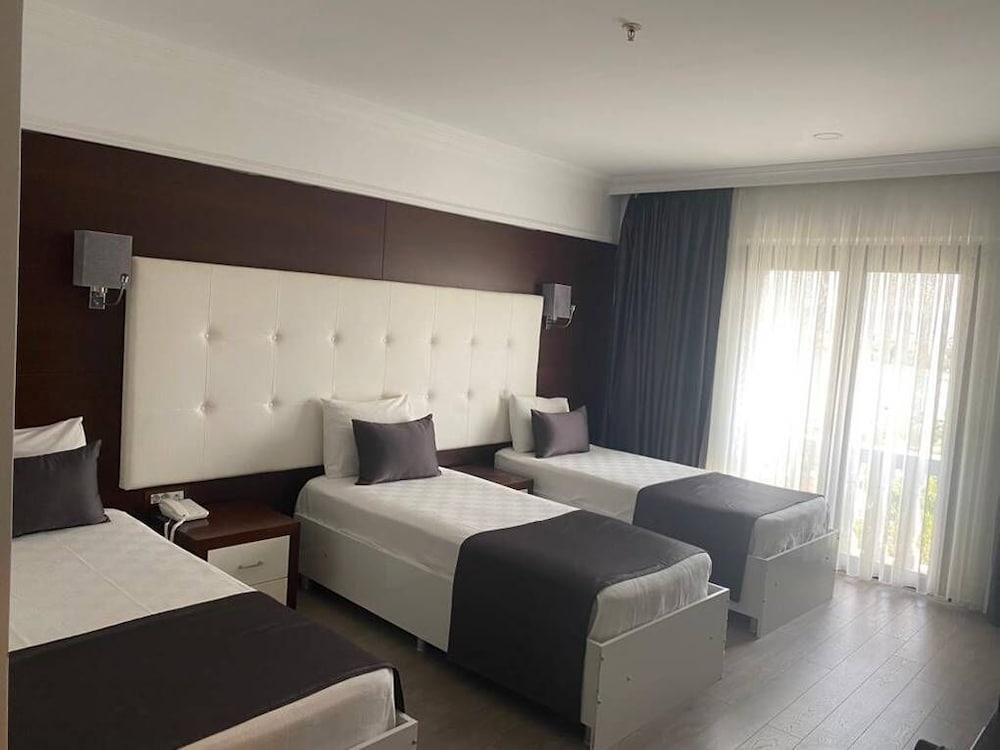 Paradise Island Hotel 11/50