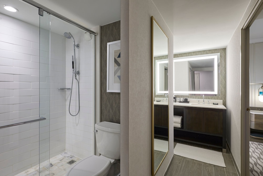 غرفة تنفيذية تنفيذية بسريرين كوين مع أريكة مع دخول الصالة، JW Marriott Houston by The Galleria 4/4
