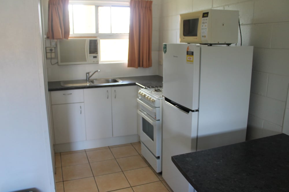 Oasis Inn Apartments 18/60