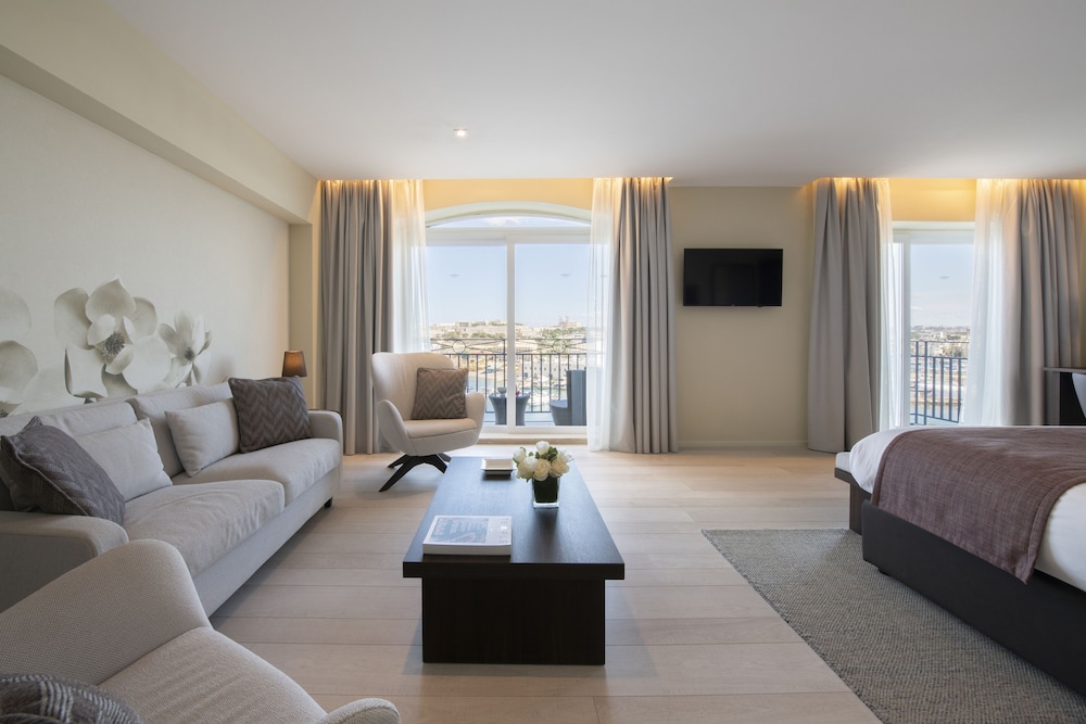 THE WATERFRONT HOTEL 43/68